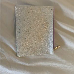 I’m selling a makeup bag